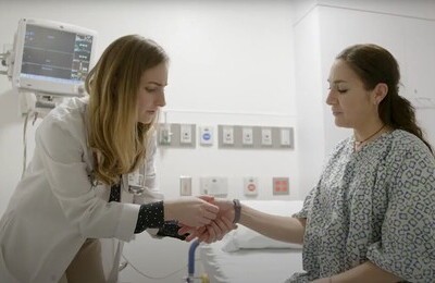 Кодирование Аквилонг в Ревде Врач держит пациентку за руку