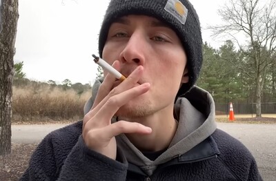 Лечение зависимости от табакокурения в Ревде Мужчина с сигаретой делает затяжку