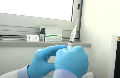 Проведение кодирования Вивитролом в Ревде Шприц с Вивитролом в руках у врача